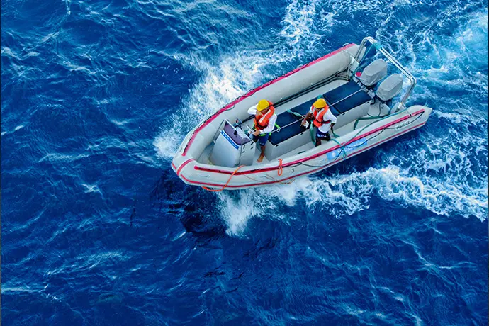 Rescue divers navigating and tracking