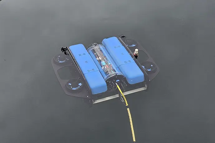 SAR ROV positioning and navigation
